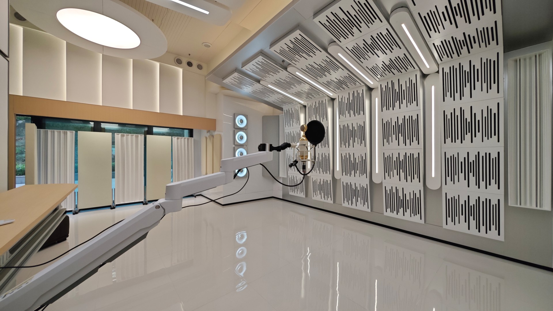 ALE STUDIO 录音室实景：人声话筒、白色声学扩散板与独立录音空间